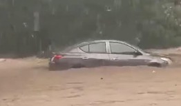 浮罗交怡的汽车被洪水毁坏