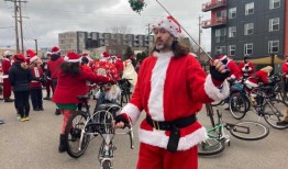 密尔沃基市中心，一千名圣诞老人放弃雪橇，转而骑自行车