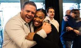 欧文·亚瑟将重返伦敦《红男青女》与蒂米卡·拉姆齐饰演的阿德莱德小姐对手戏