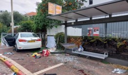 以色列警方称，两名巴勒斯坦人在车祸中杀死一名妇女，打伤12人