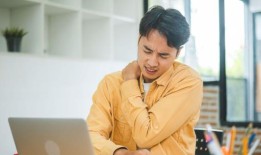 NHS医生敦促人们尝试一种简单的方法来快速摆脱背痛