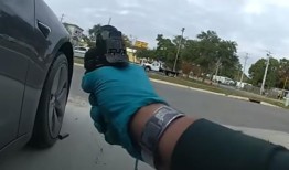 佛罗里达警察误把掉落的橡子当成枪声，开枪打爆了他的巡逻车