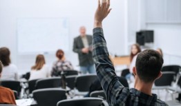 由于工党对外国学生的打压，高校面临崩溃，来自内部的警报