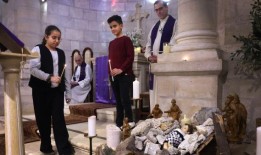 圣诞节前夕，伯利恒在废墟中纪念加沙的耶稣诞生