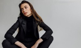 卡罗琳娜·埃雷拉(Carolina Herrera)谴责30岁以后的全黑打扮：在派对上穿彩色衣服脱颖而出