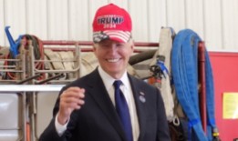 拜登在奇怪的照片中戴着MAGA帽子(视频)