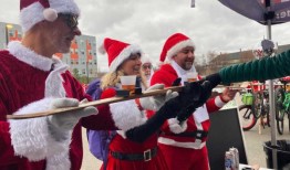 密尔沃基市中心，一千名圣诞老人放弃雪橇，转而骑自行车