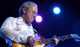 马克·克诺弗勒(Mark Knopfler)的职业生涯始于网球拍