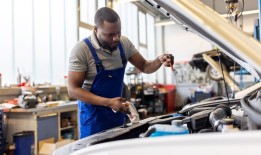 如果人们知道我的工作有多变态，他们会讨厌我的——但我每月挣1.5万英镑，比律师还多