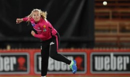 埃克莱斯顿成为最快达到100个ODI门柱的女性