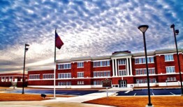 官员称，在阿拉巴马州一名高中学生的背包中发现了上膛的枪