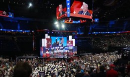 拜登面临民主党的质疑，而特朗普则沉浸在共和党的怀抱中