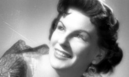 他们说怀孕会毁了她的事业她不听这就是Koterbska和她儿子的关系