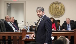 州参议员加兰·古杰在史密斯湖水上摩托事故中受伤，被送往UAB医院