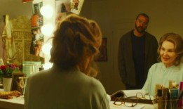 看看杰西卡·兰格在《伟大的莉莲大厅》中扮演的百老汇明星