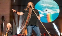 歌手说，Lynyrd Skynyrd联系了Neil Young，想要一起演出