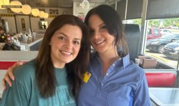 拉娜·德雷讲述了她在阿拉巴马州华夫饼屋轮班的故事