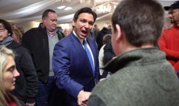 罗恩·德桑蒂斯想成为特朗普那样的人现在他试图证明他赢不了爱荷华州