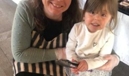 科克女孩手术后的照片在网上疯传，她“决心”参加学校的圣诞演出