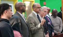 一名犹太教师成为希尔克雷斯特高中学生抗议的目标