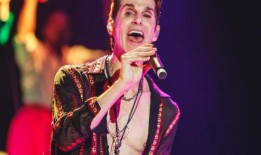 戴夫·纳瓦罗袭击后，佩里·法雷尔的妻子为明星辩护