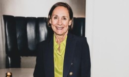 看看谁会和Laurie Metcalf一起参加Samuel D. Hunter的《小熊岭路》在Steppenwolf的全球首映式