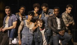 用百老汇《局外人》的新制作镜头保持黄金