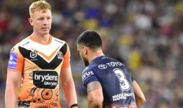 牛仔队击败老虎队时，黑人明星福尔摩斯在报道中