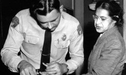 佛罗里达州日托中心重现罗莎·帕克斯被捕的场景，2岁黑人被戴上手铐