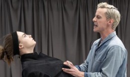 照片：走进伦敦卡巴莱排练与卡拉·迪瓦伊，卢克·崔达维，迈克尔·阿霍卡-林赛