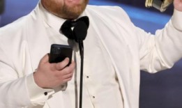 保罗·沃尔特·豪泽在艾美奖上发表说唱演讲