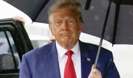 特朗普对塔克·卡尔森说：低水压淋浴很难“洗你美丽的头发”