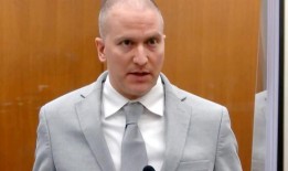 前警官德里克·肖文声称法医病理学家认为乔治·弗洛伊德死于肿瘤并发症，而不是窒息