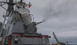 周二，胡塞武装的一枚导弹击中了美国海军格勒夫利号一海里以内